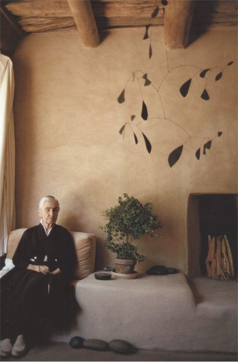 Georgia O'Keeffe (1887-1986) rose to prominence as an artist living in New York with her husband, gallery owner Alfred Stieglitz. But St... Abiquiu New Mexico, Georgia Okeefe, Alfred Stieglitz, Deco Nature, Georgia O Keeffe, Alexander Calder, O Keeffe, Artist House, Ranch House