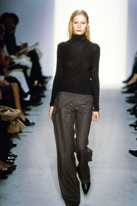 Calvin Klein Collection Fall 1997 Ready-to-Wear Fashion Show - Kirsty Hume 90s Calvin Klein Outfit, 1990s Calvin Klein, 90s Minimalism Runway, Winter Fashion Collection, 90s Ready To Wear Runway, Minimal 90s Style, Calvin Klein Jeans 90s, 90s Calvin Klein Runway, 90s Minimalism Fashion Runway