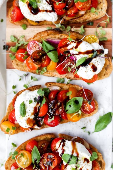 Burrata Recipes, Burrata Bruschetta, Healthy Bruschetta, Bruschetta Recept, Bruschetta Toast, Burrata Recipe, Bruschetta Toppings, Hot Bread, Burrata Cheese