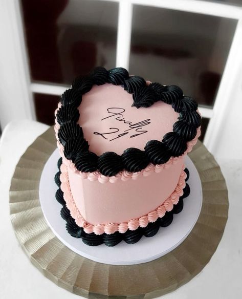 Black And Pink Cake Design, Black White And Pink Cake, Birthday Cake Black And Pink, Black And Pink Cake Birthdays, 30 Birthday Cake Ideas, Birthday Cake Baddie, Black And Pink Birthday Cake, Round Cake Designs, Pink And Silver Cake