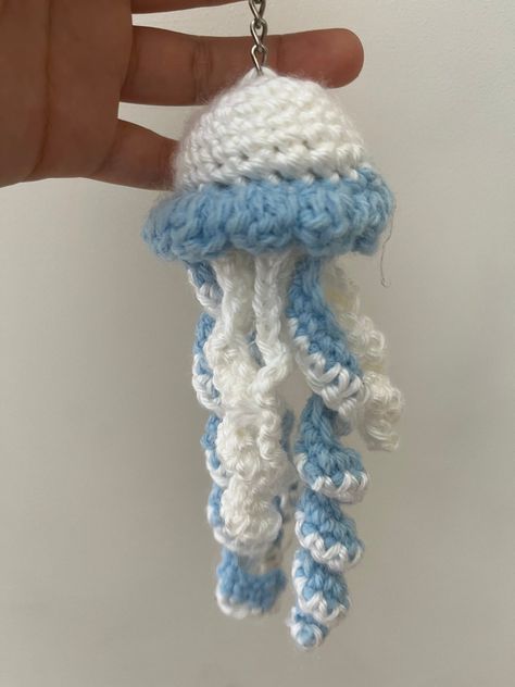 Crochet Projects For Friends, Small Crochet Keychain, Crochet Projects Aesthetic, Cute Crochet Keychains, Crochet Jellyfish Keychain, Bens Car, Crochet Keychain Ideas, Jellyfish Keychain, Keychain Aesthetic