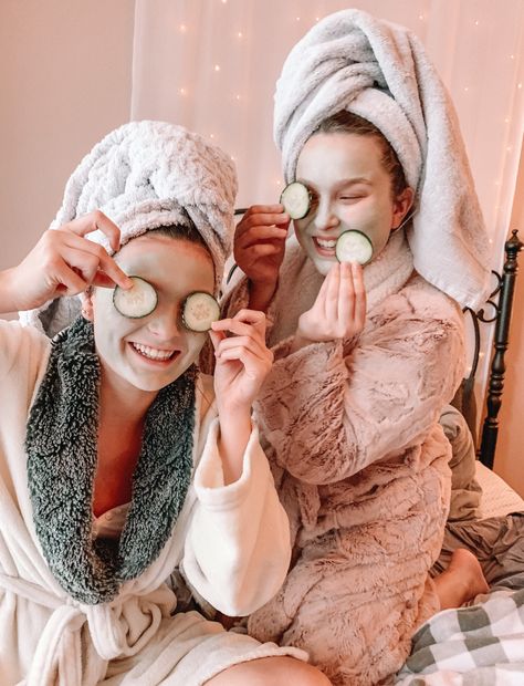 Quarantine spa indoor photo shoot ideas Spa Day Photoshoot, Tumblr Photoshoot, Pamper Days, Spa Studio, Spa Girl, Face Mask Aesthetic, Spa Branding, Friend Vacation, Girls Run The World