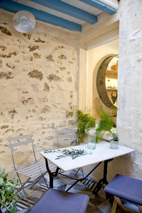 Cette maison à la décoration bohème chic est un havre de paix provençal - PLANETE DECO a homes world Bohemian Decoration, Boheme Chic, Deco Boheme, Outdoor Inspirations, Room Pictures, Diy Bathroom, Interior Decoration, Bathroom Inspiration, Home Deco