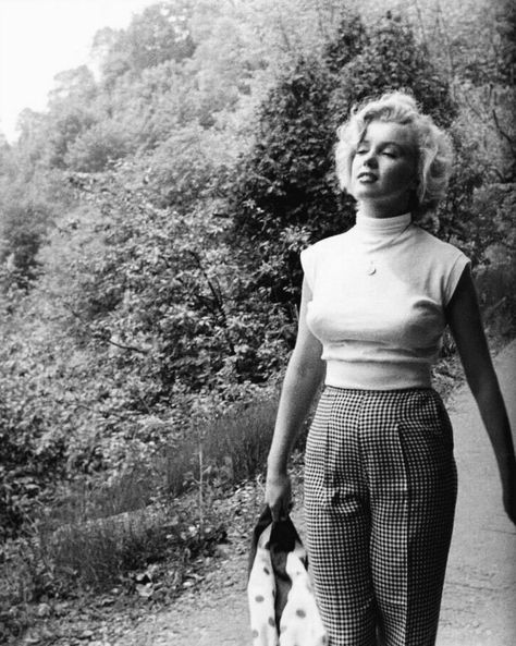 Marylin Monroe Casual, Marylin Monroe Casual Outfits, Casual Marilyn Monroe, Old Hollywood Fashion Casual, 1960s Womens Fashion Classy, Marilyn Monroe Style Casual, Marilyn Monroe Street Style, Marylin Monroe Iconic Photos, Modern Marilyn Monroe Style