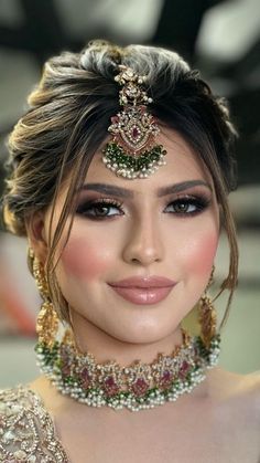 Beauty and Makeup: #beauty, #makeup, #skiuncare, #haircare Desi Bridal Makeup, Lehenga Hairstyles, Pakistani Bridal Hairstyles, Hairstyle 2024, Bridal Hairstyle Indian Wedding, Engagement Saree, Hair Style On Saree, Wedding Guest Makeup, Indian Wedding Makeup