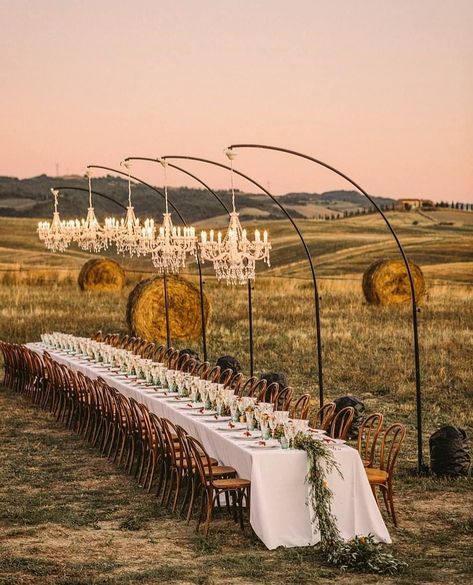 Countryside Weddings, Monday Magic, Dinner Italian, Wedding Reception Lighting, Perfect Dinner Party, Lebanese Wedding, Dinner Places, Rustic Wedding Decorations, Tuscan Wedding