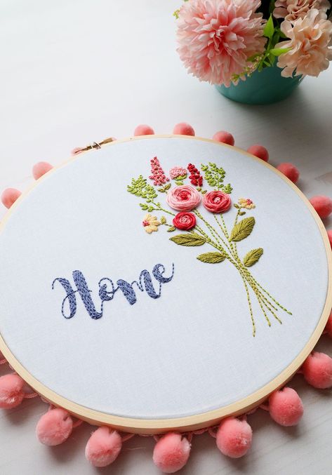 Stitch up this pretty Floral Home Embroidery Hoop Art in no time with these beginner stitches and this free pattern and tutorial by Flamingo Toes! Hoop Art Patterns, Home Embroidery Pattern, Home Embroidery Hoop, Embroidery Bouquet, Beginner Stitches, Hoops Embroidery, Embroidery Hoop Decor, Hoop Art Embroidery, Home Embroidery