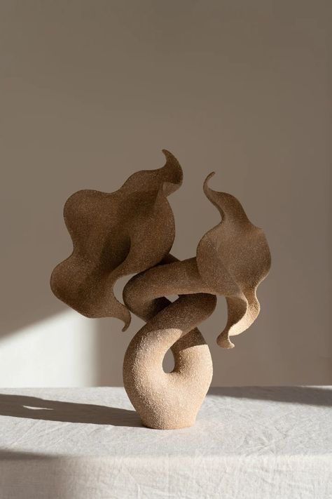 ETÉREA SCULPTURAL VESSEL BY KAREN QUIRION – INK + PORCELAIN Ceramic Sculpture Figurative, Organic Sculpture, Pottery Form, Paper Mache Sculpture, Bathroom Inspiration Decor, Diy Pottery, Ceramics Pottery Art, Pottery Sculpture, Unique Canvas