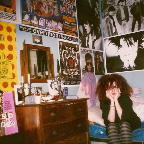 Put the Needle in the Groove: A Gallery of Women Posing With Vinyl Records - Flashbak Grunge Bedroom, Grunge Room, Teenage Bedroom, Aesthetic Rooms, Dreamy Room, Bedroom Posters, Room Inspiration Bedroom, Room Ideas Bedroom, Dream Rooms