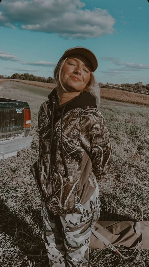 Country Outfits Camo, Camo Girl Aesthetic, Hunting Instagram Pictures, Camo Hunting Pants Outfit, Hunting Fits Women, Hunting Pictures Women, Hunting Snapchat, Cute Hunting Pictures, Hunting Women Outfit