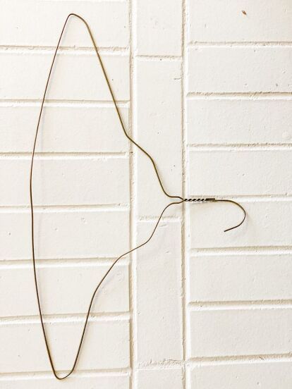 Wire Hanger Trellis Diy, Diy Wire Plant Hanger, Diy Topiary Frame, Diy Ivy Trellis, Wire Plant Supports Diy, Ivy Wreath Diy, Diy Indoor Trellis, English Ivy Indoor Decor, Ivy Topiary Diy