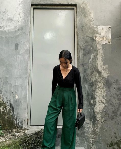 Outfit Celana Hijau, Forest Green Pants Outfit, Dark Green Trousers Outfit, Dark Green Outfit Aesthetic, Dark Green Pants Outfit, Tita Fits, Dark Green Outfit, Green Trousers Outfit, Forest Green Pants