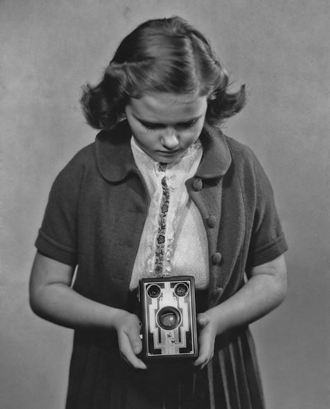 In 1900, the Eastman Kodak Company changed the history of photography with its low-priced, hand-held point-and-shoot camera called the Brownie. Box Brownie Camera, 1950s Life, Brownie Camera, Box Brownies, Popular Photography, Old Cameras, Wedding Girl, Point And Shoot Camera, History Of Photography