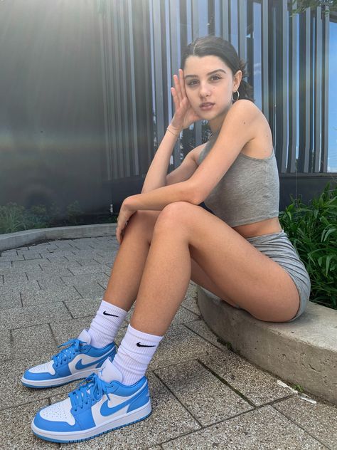 Poses Showing Off Shoes, Showing Off Shoes Pose, Shoes Poses Photo Ideas, Sneaker Poses, Poses To Show Off Shoes, Shoe Poses, Streetwear Photoshoot Ideas, References Female, Streetwear Photoshoot