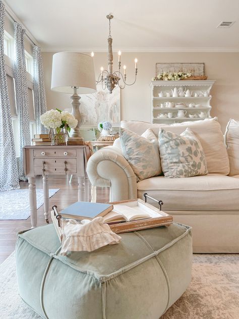 French Cottage Living Room, French Living Rooms, French Country Living, French Country Living Room, Cottage Living Rooms, Cottage Home, Live Oak, Country Living Room, Cottage Farmhouse