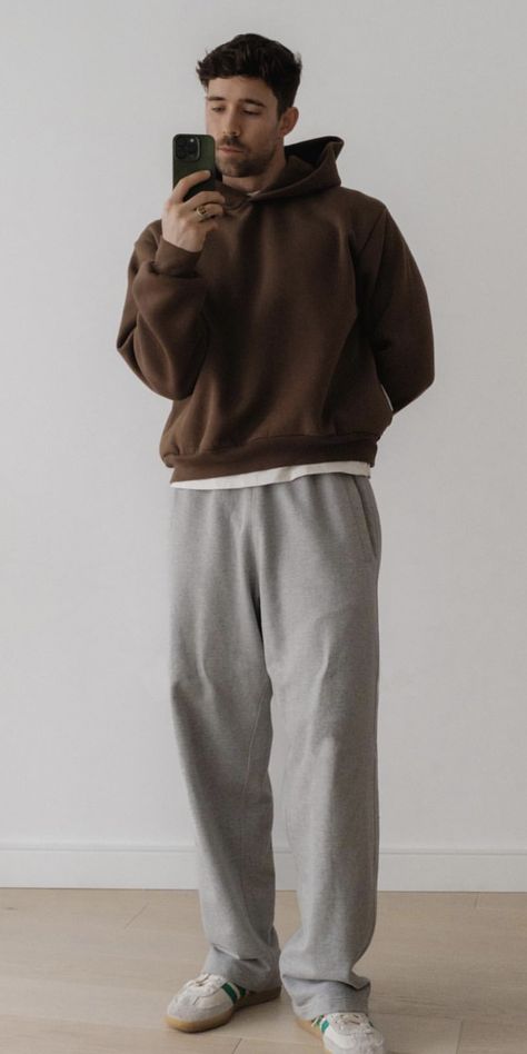 Men Grey Sweatpants Outfit, Grey Sweats Outfit Men, Grey Joggers Men Outfit, Comfy Style Men, Cozy Outfits Men, Brown Hoodie Outfit Men, Gray Sweatpants Outfit Men, Gray Gym Outfit, Sweats Outfit Men