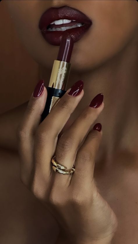 Glossy Lips Aesthetic, Neutral Nails Fall, Black Hair Black Eyes, Red Glossy Lips, Nail Art Rouge, Dark Red Lipstick, Powerful Feminine, Deep Red Nails, Lipstick Dark Red