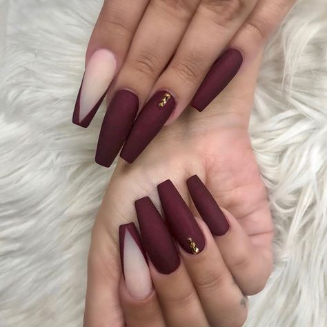 Maroon And Tan Nails, Maroon Graduation Nails, Matt Color Nails, Matte Burgundy Nails Coffin, Matte Nails Design Ideas Classy, Matte Burgundy Nails, Burgundy Matte Nails, Matte Maroon Nails, Fall Coffin Nails