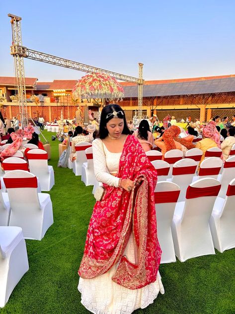 White Lengha With Red Dupatta, Red And White Lehenga, White Lehenga, Simple Lehenga, Trendy Outfits Indian, Latest Bridal Lehenga, Wedding Lehenga Designs, Lehenga Designs Simple, Desi Fits