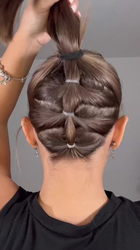 This guide shares a perfect hairstyle to keep those short hairs together. Learn a cute hairdo in this quick post. Athletic Hairstyles For Short Hair, Soccer Hairstyles, Soccer Hair, Track Hairstyles, Long Hair Style, Competition Hair, High Ponytail Hairstyles, Sport Hair, Short Brown Hair