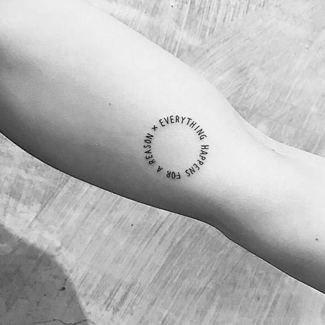 Simply The Best Tattoo, Words In A Circle Tattoo, Circle Text Tattoo, Circle Tattoo Design, Circular Tattoo, Tato Minimal, Tatuagem Masculina Pequena, Forearm Band Tattoos, Tattoo Schrift