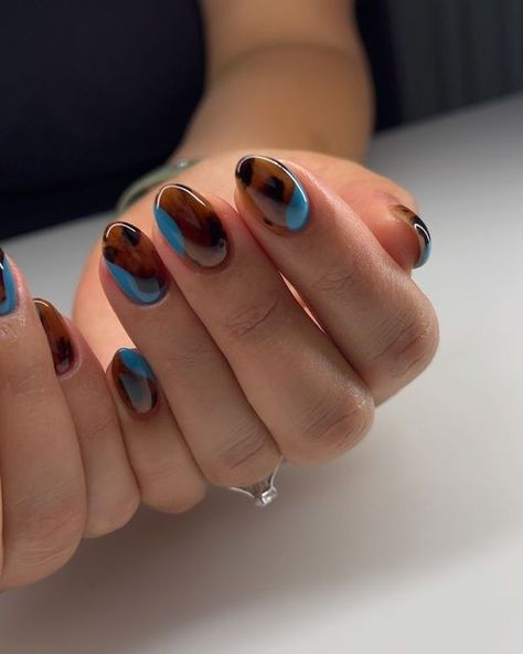 DIANA • Illinois Nail Tech • Structured Manicures • Dry Pedis on Instagram: "the perf tortie mani to transition from summer to fall 🐢🍂 #nails #nailart #longnails #shortnails #almondnails #ovalnails #nailsoftheday #nailsofinstagram #nailinspo #trendynails #structuredmanicure #chicago #chicagonails #chicagonailtech #milwaukee #milwaukeenailtech #nailtech #nailtrends #nailsoftheweek #nuancenail #brownnails #tortoiseshellnails #nailvideo #nailtutorials #nailvideos #geloverlay #abstractnail Autumn Transition Nails, Shellac Manicure Short Nails Fall, Summer To Fall Transition Nails Short, Transition Nails Summer To Fall, Summer To Fall Nails, Summer To Fall Transition Nails, Fall Transition Nails, Transition Nails, Structured Gel Manicure