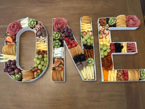 Charcuterie Board For First Birthday, One Charcuterie Letters, Charcuterie Number Board, Letter Charcuterie Board, Charcuterie Numbers, Party Food Trays, Fall Charcuterie, Daisy Birthday, Party Tray