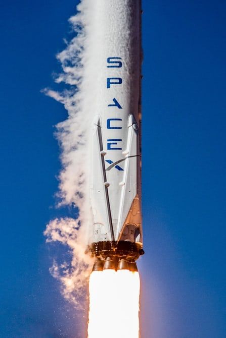 Close-up of the Falcon 9 on launch Elon Musk Rocket, Spacex Dragon, Spacex Rocket, Falcon 9 Rocket, Spacex Falcon 9, Spacex Starship, Spacex Launch, Space Launch, Aerospace Engineering