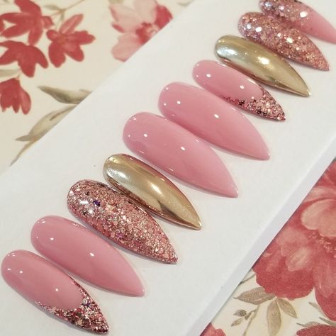 Pink And Gold Glitter Nails, Mauve Gold Nails, Mauve And Gold Nails Design, Dusty Pink Nails Rose Gold, Pale Pink And Gold Nails, Mauve Stilleto Nails, Sparkle Nail Designs, Pretty Nail Colors, Nail Art For Beginners