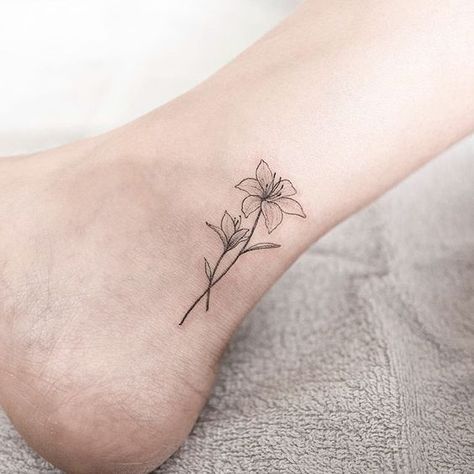 15+ Delicately Beautiful Tattoos By South Korean Artist Hongdam Small Lily Tattoo, Dainty Flower Tattoos, Wildflowers Tattoo, Simple Flower Tattoo, Lillies Tattoo, Lily Tattoo Design, Lily Flower Tattoos, Tattoo Placements, Illustration Tattoo