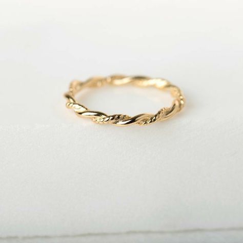 Minimalist Accessories Jewellery, Gold Ring Stacking, Dainty Gold Ring, Ring Minimal, Huggie Earrings Gold, Ring Inspo, Minimal Ring, Gold Rings Simple, Tiny Rings