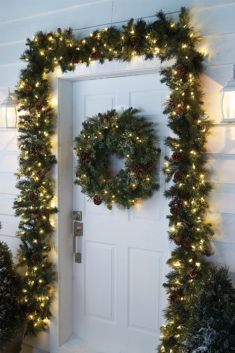 Garland Christmas Decor Door, Christmas Decor Ideas For Outside, Garland Around Door Frame, Door Garland Ideas, Christmas Garland Stairs, Christmas Lights Inside House Ideas, Christmas 2024 Trends Decoration, Christmas Garland Front Door, Christmas Garland Door