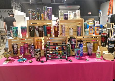 Tumbler Display Stands, Vendor Booth Cup Display Ideas, Tumbler Craft Fair Set Up, Market Day Display Booth Ideas, Craft Show Cup Display, Resin Vendor Booth, Cup Vendor Display, Sublimation Booth Ideas, Tumbler Market Display