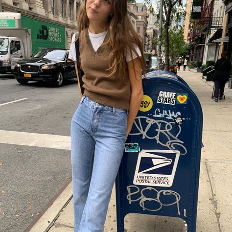 Brown Sweater Vest, Sweater Vest Outfit, Vest Outfit, Vest Outfits, Brown Sweater, Mode Inspiration, White Tee, College Outfits, Look Cool