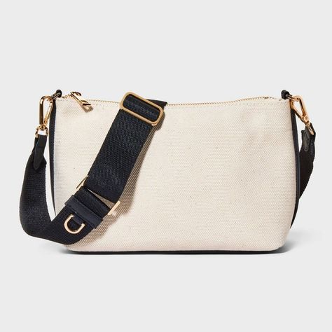 A stylish and functional crossbody bag that's perfect for everyday wear. Features a soft, structured exterior and a spacious interior with multiple compartments. #crossbodybag #handbag Cross Purses, Purse Trends, Trendy Purses, Travel Crossbody, Bag Women Fashion, Patterned Backpack, Quilted Handbags, Stylish Handbags, Quilted Crossbody Bag