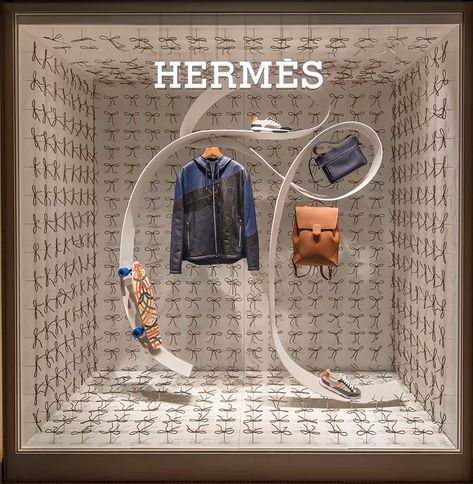 Hermes Window, Fashion Window Display, Vitrine Design, Hermes Store, Window Display Retail, Decoration Vitrine, Fashion Displays, Visual Merchandising Displays, Store Window Displays