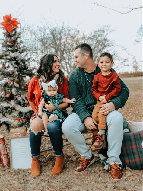 Christmas Family Photoshoot Outfits, Family Christmas Pictures Outfits, Christmas Pictures Outfits, Christmas Family Photoshoot, Mini Barn, Tree Pictures, Pictures Outfits, Christmas Tree Pictures, Newborn Family Photos