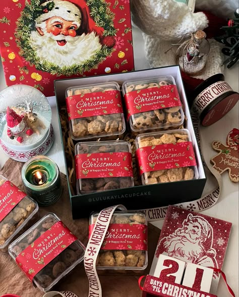 Hamper Ideas For Christmas, Gift Hamper Packaging Ideas, Christmas Hampers Cookies, Christmas Baked Goods Basket, Christmas Treat Packaging, Christmas Goodie Box Ideas, Christmas Cake Hampers, Christmas Baked Goods To Sell, Christmas Cookies Packaging Ideas