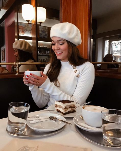 un café s‘il vous plaît and tiramisù for two 😝☕️🍮 Parisian Style Photo in Italian café, eating tiramisu and drinking cappuccino. Wearing a beige/white beret and white Zara turtle neck with golden buttons/details. #parisianstyle #parisianchic #beret #frenchstyle #beautyblogger White Beret Outfit, White Beret, Beret Outfit, Italian Cafe, Color Cafe, Style Photo, Parisian Chic, Girly Fashion, Parisian Style