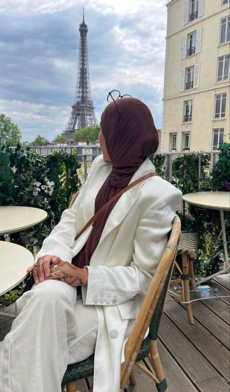 Paris Hijab Outfit, Hijabi Aesthetic Faceless Pics, Modest Instagram Pictures, Hijab Travel Outfits, Hijab Travel, Hijab Paris, Paris Trip Outfits, Girl In Paris, Rich Women Lifestyle