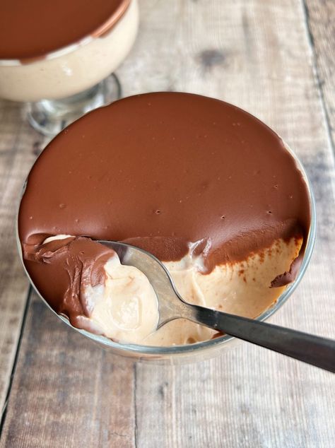 If you like Reeses Cups, then you're going to be obsessed with this incredibly creamy and decadent (but vegan!) Peanut Butter Mousse. It's topped with a rich, 2 ingredient chocolate ganache which compliments the mousse Healthy Peanut Butter Dessert, Portfolio Diet, Chocolate Cornflake Cakes, Accidentally Vegan, Vegetarian Sweets, Veg Recipe, Peanut Butter Mousse, Oatmeal Pancakes, Vegan Peanut Butter