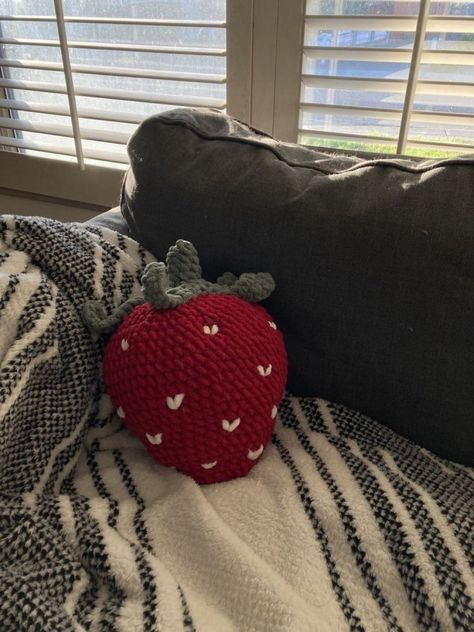 Strawberry Plushie, Red Sage, Crochet Strawberry, Confection Au Crochet, Bed Couch, Fun Crochet Projects, Crochet Diy, Diy Crochet Projects, Soft Yarn