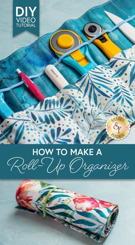 Follow along with Jen in this DIY tutorial as she shows you how to make a Roll-up Organizer using beautiful fabrics, and colorful coordinating elastic! This project is fun and easy to create, with lots of opportunities for custom and creative modifications to fit your needs! Use this to take utensils to a picnic, organize sewing notions, art supplies and more! Notions Bag Sewing Pattern, Roll Up Sewing Kit Pattern, Art Supplies Bag Diy, Sewing Roll Up Bag, Diy Sewing Kit Organizer, Roll Up Organizer, Sewing Tools Organizer Diy, Sewing Accessories Organizer, Sewing Projects For Office