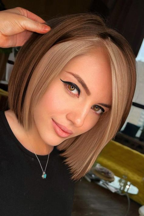 Totally Awesome Hair Color Ideas for Two Tone Hair ★ Short Hair Highlights, Bob Hair Color, Caramel Highlights, Hair Color Techniques, Short Hair Color, Penteado Cabelo Curto, Hair Color And Cut, Short Hair Haircuts, Hair Inspiration Color