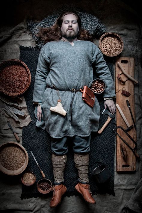 Amazing recreations of Viking Age burials by re-enactment group Andrimners Hemtagare Viking Garb, Viking Reenactment, Viking Dress, Viking Men, Viking Life, Bracelet Viking, Viking Costume, Viking Clothing, Viking Culture