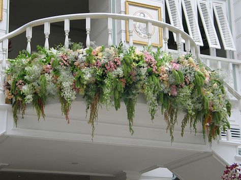 Wedding Balcony Decor, Balcony Wedding Decor, Stairs Flowers, Stairwell Decor, Wedding Balcony, Balcony Wedding, Inside Flowers, Balcony Inspiration, Wedding Settings