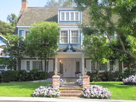 4354 Wisteria Lane | Wiksteria Lane | FANDOM powered by Wikia Desperate Housewives House, Wisteria Trellis, Wisteria Wedding, Wisteria Plant, Wisteria Lane, Garage Guest House, Bree Van De Kamp, Wisteria Tree, Famous Houses