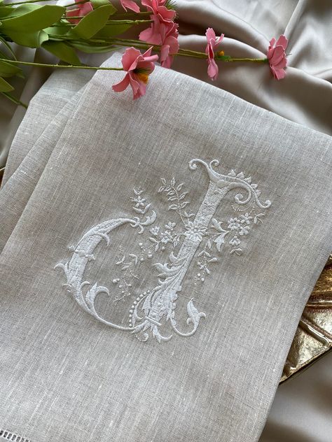 "Dress up your guest bathroom or powder room with these lovely, pure linen, embroidered guest towels! The design is a vintage French style flowery single letter monogram embroidered in white thread in natural linen napkins color. Simple, yet beautifulky intricate, this is a truly heirloom design that will bring charm and style to your home decor. Measurements of towel are approx (14\"x22\"). 100% linen fabric.  These guest towels are also a great gift to give to someone for special occasions suc Single Letter Monogram, Ladies Brunch, Linen Guest Towels, Vintage French Style, Monogrammed Linens, Style Français, Embroidered Napkins, Vintage Napkins, Letter Monogram