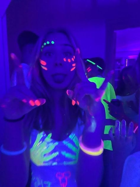 Neon Birthday Party Activities, Party Tips And Tricks, 14th Birthday Party Ideas, Glow In Dark Party, Neon Birthday Party, Sweet Sixteen Birthday Party Ideas, Glow Birthday Party, Fest Temaer, Neon Birthday