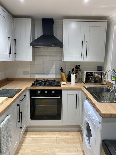 Grey Kitchen Cabinets Small Space, Small Kitchen Uk Ideas, Black White And Grey Small Kitchen Ideas, Modern Shaker Kitchen Handles, Wood Worktop Kitchen Modern, Uk Small Kitchen Ideas, Shaker Kitchen Black Handles, Shaker U Shaped Kitchen, Small White Shaker Kitchen